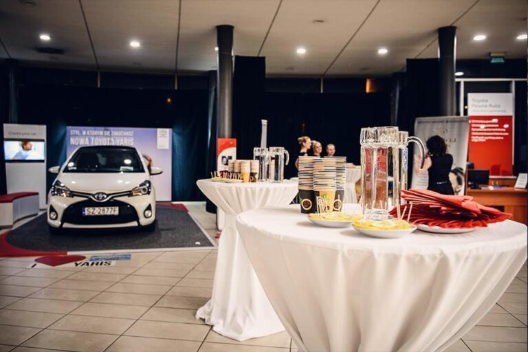 NOC KOBIET W SALONIE TOYOTA 2015